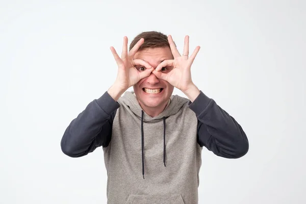 Jonge man weergegeven: Uil teken met vingers. Het maken van grappige grimas — Stockfoto