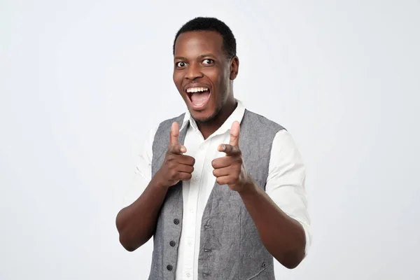 Jeune homme africain beau avec deux mains pistolets signe geste pointant vers vous caméra — Photo