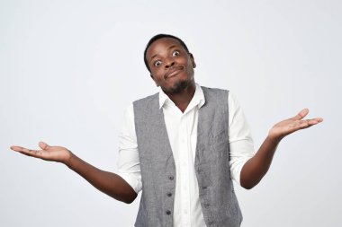 şüpheli Afrika adam karışıklık ile omuz silkiyor