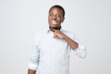 Afrika adam öfke ekşitmeden parmak boyun, taklit eden bıçak, kesme boğaz yakınındaki holding