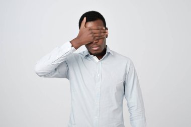 gözleri kapsayan Beyaz tişörtlü oung Afrika adam