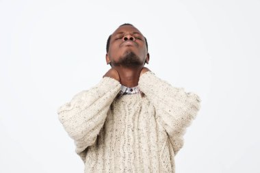 Masaja ihtiyacım. Hayal kırıklığına uğramış Afrika adam elini boynuna tutarak