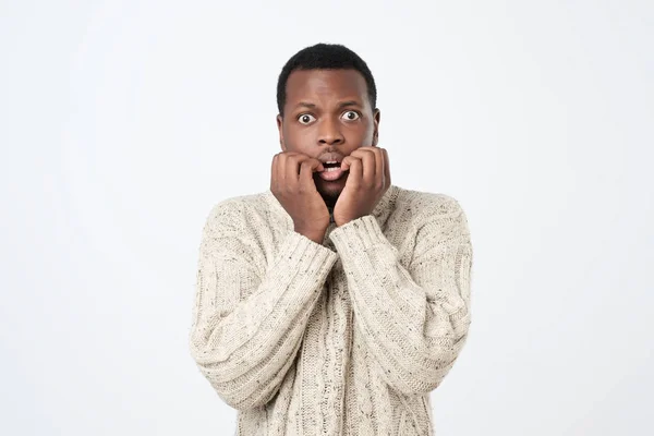 Африканский мужчина с нервным выражением лица, грызет ногти, беспокоится перед интервью — стоковое фото