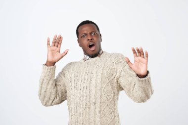 Geriye yatırma ve teslim olma dehşete eller yükselterek fark hayalet gibi korkmuş görünen Afrika adam