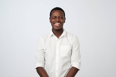 Dil gösterilen ve komik göz olan kameraya göz kırpıyor yakışıklı adam