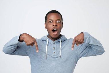 Hayret Afrika şaşırmış ve şok müşteri aşağı işaret parmağı bak.