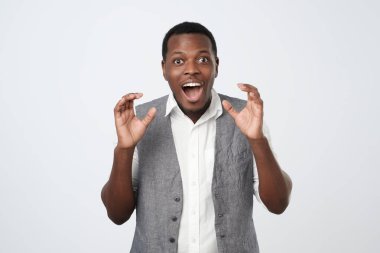 Bir Afrikalı portresi kaldırdı elleriyle ayakta ve kameraya bakarak casual adam heyecanlı