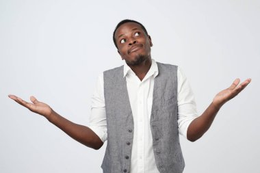 Çaresiz jest kol ve el ile gösterilen mavi gömlek zararına, varlık genç Afrika adam