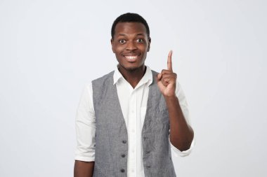 Beyaz bir arka plan üzerinde izole bir fikir olan şanslı Afrika adam