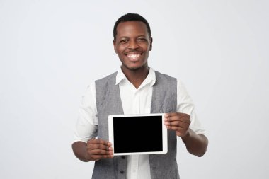 Gülümseyen ve modern tablet boş ekran gösterilen Afrika adam.