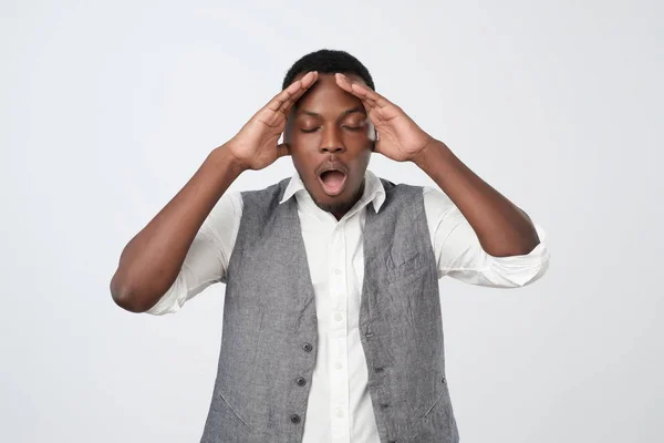 Afrikaanse jongeman, slapping hand op het hoofd hebben een duh moment geïsoleerd op grijze achtergrond. — Stockfoto
