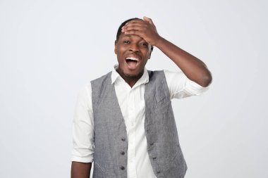 Afrika adam komik momen sevinç ve mutluluk holding kahkahalarla gülmekten hatırlayarak kafasına eller