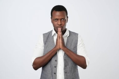 Bir iyilik Afrika genç bir adam. Lütfen koru beni iş yerinde.