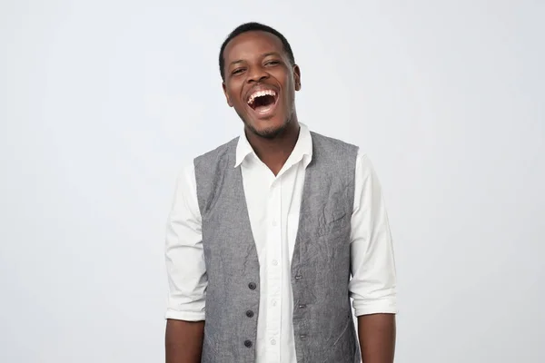 Pohledný mladý africký muž nahlas smáli vtip v práci — Stock fotografie