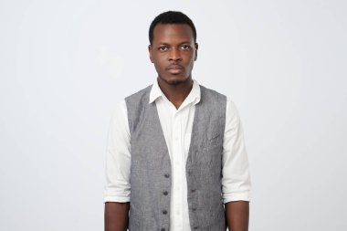 Kameraya bakarak ciddi ifade ile Afro Amerikalı adam düşünme.