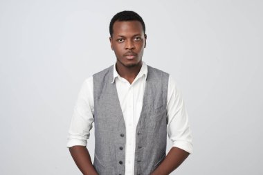 Kameraya bakarak ciddi ifade ile Afro Amerikalı adam düşünme.