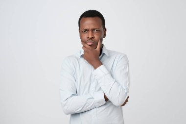 Beyaz arka plan üzerinde izole yüz yakınındaki el ile Afrika Genç düşünen adam örnek alıyor.