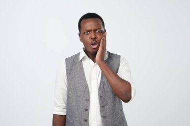 Beyaz gömlek ve şok ve hayal kırıklığı seyir yelek giymiş şaşkın veya sürpriz Afrika adam