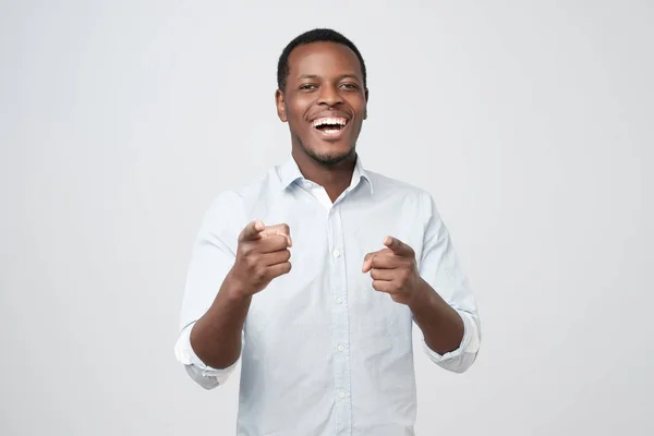 Un Africain riant et pointant du doigt . — Photo