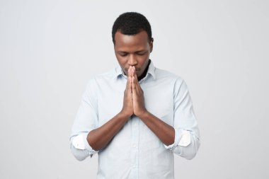 Afrika kökenli Amerikalı adam daha iyi için umut dua.