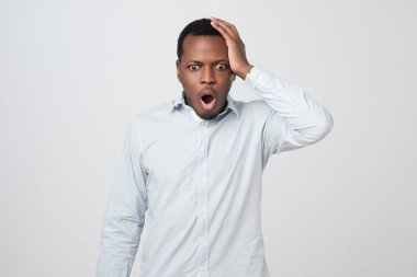 Şok siyah erkek wow diyor, geniş açılmış gözlerle bakar ve ağız yuvarlak