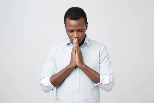 Afrika kökenli Amerikalı adam daha iyi için umut dua. — Stok fotoğraf