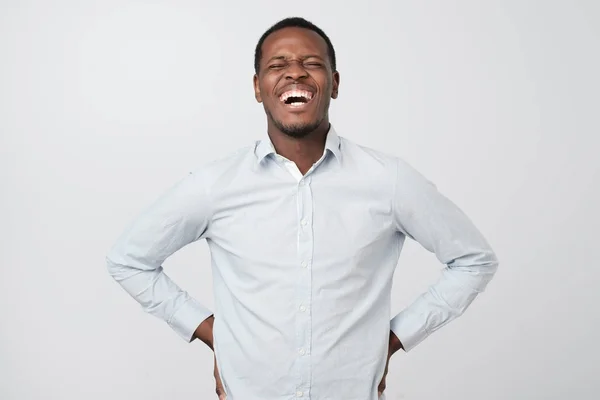Africký aristokratickým smát nahlas funny meme nebo vtip našel na internetu, široce se usmívala. — Stock fotografie