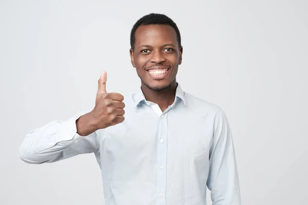 Portrait of happy afroamerican handsome man laughing and showing thumb up — Stock Photo, Image