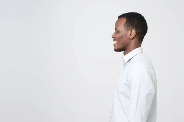 Вид збоку молодого щасливого африканського усміхненого чоловіка — стокове фото