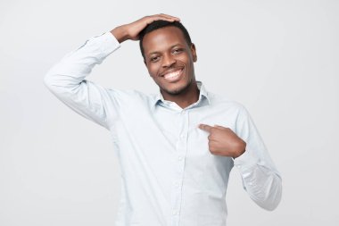 Benim kavramı. Ayakta, kameraya bakıyor ve kendini göstererek gururlu yakışıklı Afrika adam portresi.