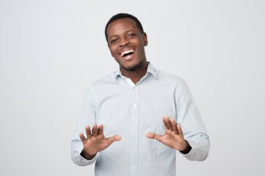 Pozitif Afrika adam gülüyor durdurmak jest, gülüyor yorgun gibi şaka, durdurmak isteyen gösterilen mavi gömlek giymiş.