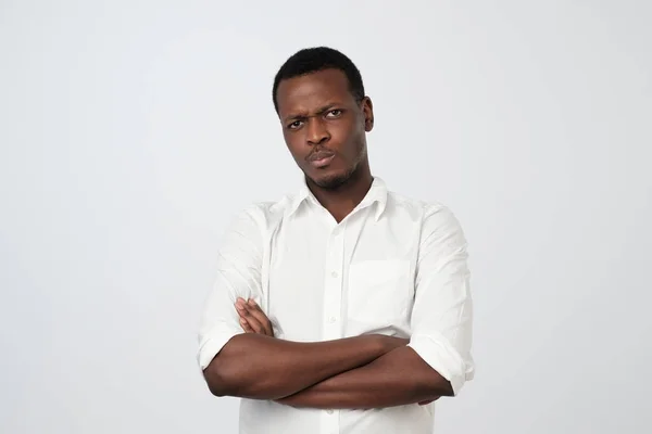 Hombre Africano Joven Serio Camisa Con Brazos Cruzados Sobre Fondo — Foto de Stock