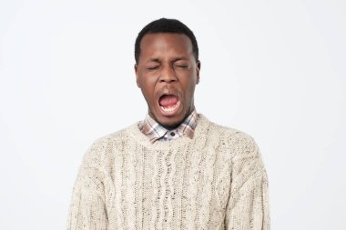 Siyah adam cry dışarı umutsuzluk ve şok. Güçlü olumsuz duyguları ifade etme