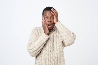 Şaşkın veya sürpriz Afrika adam şok ve hayal kırıklığı kamera seyir süveter giymiş. Bu haber inanamıyorum..