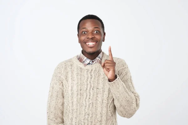 Африканский Юноша Показывает Указательные Пальцы Вверх Давая Советы Рекомендации — стоковое фото