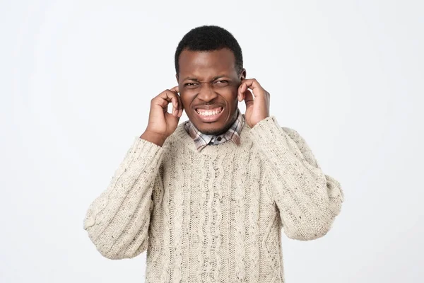 Портрет Разъяренного Афроамериканца Закрывающего Уши Устал Этого Страшного Грохота Звуков — стоковое фото