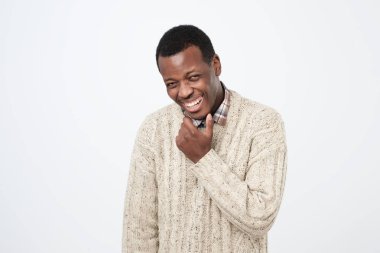 Afrika yakışıklı komik meme ya da şaka kahkahalarla gülmekten bulduğunu internet, geniş gülümsüyor. Olumlu insan yüz ifadeleri ve duygular