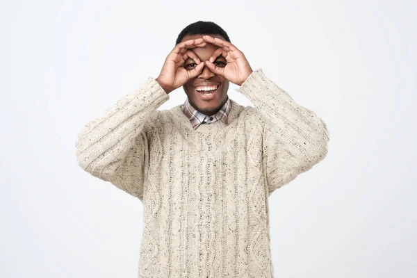 Mladý Africký Aristokratickým Usmíval Dělat Dalekohled Jeho Ruce Sobě Svetr — Stock fotografie