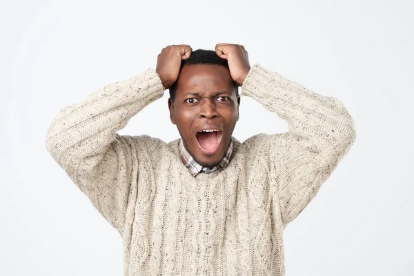 Роздратований Афроамериканець Людиною Светр Паніці Вражений Погана Новина Концепція Стресовій — стокове фото