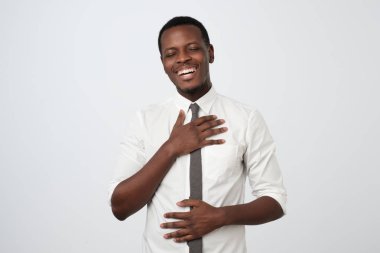 Afrika yakışıklı komik meme ya da şaka kahkahalarla gülmekten bulduğunu internet, geniş gülümsüyor. Olumlu insan yüz ifadeleri ve duygular