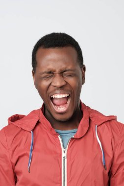 Afrika adam çığlık. Yüz ifadesi. Deli adam duygu.