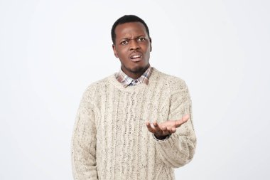 Afrika clueless genç adam, bu yüzden ne kime ne soran dışarı kol. Negatif insan duygu