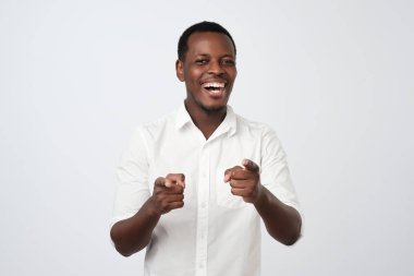 Kavram seçin. Senin mükemmel olduğunu söyleyerek işaret gülümseyen iş adamı.