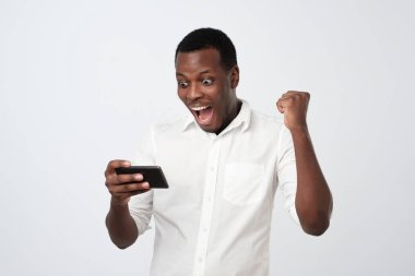 Afrika adam şok yüz mobil oyun oynuyor. Kız arkadaşı hamile olduğunu haber ile gelen SMS almak.