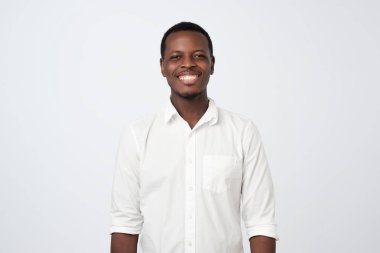 Dil gösterilen ve komik göz olan kameraya göz kırpıyor Afrika yakışıklı