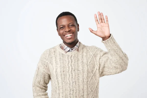Poli Jeune Homme Afro Américain Vêtu Sweatersaying Salut Agitant Main — Photo