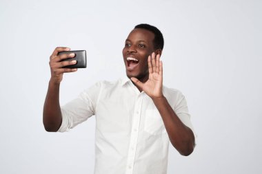 Selfie onun gadget, elektronik, aygıtta yapma, akıllı telefon elinde tutan ve görüntülü görüşme sahip pozitif, Afrika adam.