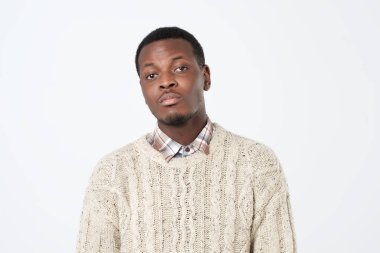 Çekici mutsuz siyah genç adam beyaz arka plan üzerinde. Portre kadar kapatın
