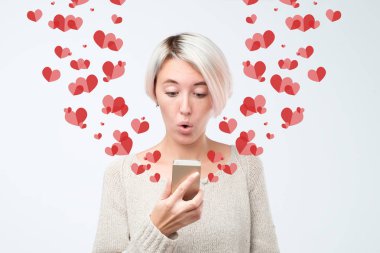 sms okuma sürpriz cep telefonu ekran bakarak kız. Aşk kavramı Bildirgesi