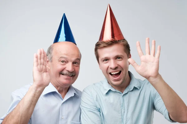 Зрілий батько і син святкують день народження або інше сімейне свято . — стокове фото